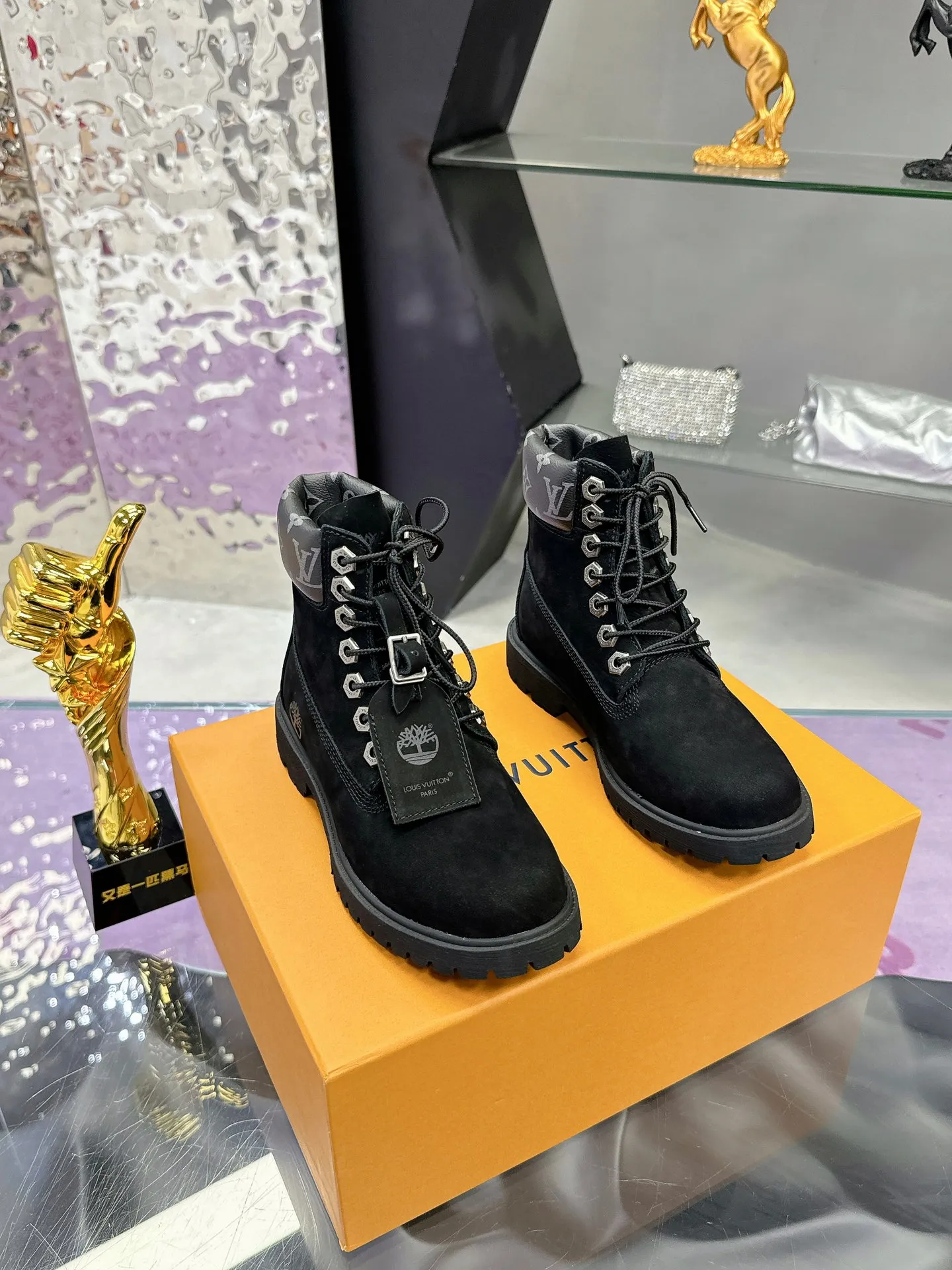 Factory price: 760💰 (Couple model) LV x Timberland Timberland joint model Presbyopia Rhubarb boots Ankle boots Short boots LV x Timberland ankle boots are made of Monogram embossed waterproof nubuck cow leather, relying on the brand's exquisite craftsmanship to carefully reshape the classic Timberland 6-inch boot shape in Italy, making an eye-catching appearance with American workwear style Men's men's shoes 💰Monogram created by harrell Williams The embossed tongue, original Timberland laces and outsole are exquisite details, and the leather label expresses the cooperation logo. Exquisite packaging at the delivery counter🛍📦 ▪️Material: Original custom imported first-layer cowhide ▪️Inner lining: Original custom leather lining ▪️Outsole: Original open-molded anti-slip rubber material ▪️Sole thickness: 3.5CM ▪️Size: Women's 35-40 ▪️Size: Men's size 39-44, customized 45, 46